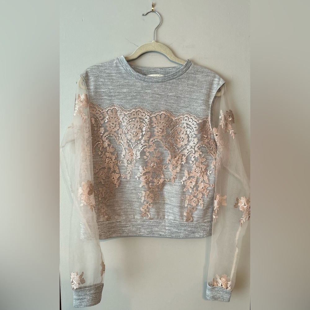 ✌️4/$20✌️ Sheer overlay top - Picture 2 of 15